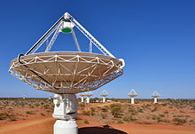 CSIRO ScienceImage 2161 Крупный план радиоастрономического телескопа и еще несколько на заднем плане.