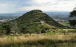 Kullen Cerro de Tezcutzingo, med den skadade akvedukten Caño Quebrado i förgrunden.