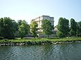 Le château de Bénouville vu depuis le Boëdic voguant sur le Canal de Caen à la mer.