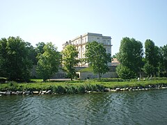 Le château de Bénouville vu depuis le Boëdic voguant sur le Canal de Caen à la mer.