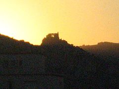 Vue sur la façade du château de Crussol depuis l'esplanade du Champ de Mars
