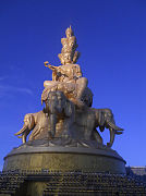 Statue monumentale de Puxian au sommet d'or.