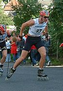 Un homme faisant du rollerski