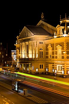 Le Concertgebouw (bâtiment de concert en néerlandais), considéré, notamment par Bernard Haitink, comme l’une des meilleures salles de concert du monde pour la musique symphonique (Amsterdam, Pays-Bas). (définition réelle 2 304 × 3 456)