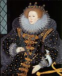 Elisabet I av England, iförd den spanska modedräkten med rund styv pipkrage, klänning i mörkt tyg och pärlor i håret. Lösa stoppade ärmar.