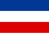 Couleurs panslaves, un drapeau à trois lignes horizontales de haut en bas : bleu, blanc, rouge.