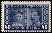 На марке с голубоватым оттенком слева изображена София, герцогиня Гогенберг, а справа - Франц Фердинанд. Вверху марка озаглавлена ​​«Militärpost» («Военная почта»), а внизу - дата смерти пары.
