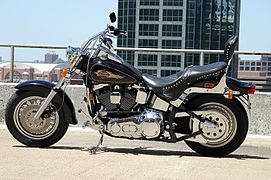 Une Harley-Davidson FXST Softail.