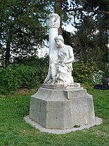 Monument dédié à Gabriel de Mortillet, un buste en bronze au sommet de la colonne a été fondu en 1942.