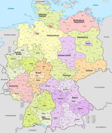 A map of the Federal Republic of Germany showing its sixteen constituent states (Lander) including three city-states Germany, administrative divisions (+districts) - de - colored.svg