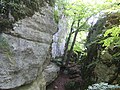 Gespaltener Fels, ein großer Felsspalt am Schafberg