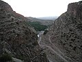 Entrée des gorges ou défilé de Maafa vu de haut avec vue sur la source et l'oasis