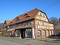 Wohnhaus (Umgebinde) mit historischem Ladeneinbau und zwei Seitenflügeln