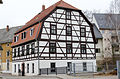 Ehemaliges Innungshaus (Meisterhaus der Tuchmacher, Tuchmacherhaus) in offener Bebauung, heute Museum mit Handweberei