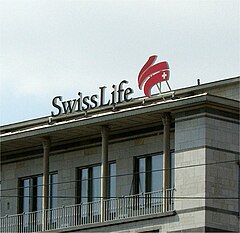 Logo Swiss Life na střeše centrály společnosti Curychu