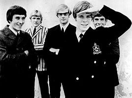 Herman's Hermits в 1968 году. Слева направо: Кейт Хопвуд, Карл Грин, Дерек Лекенби, фронтмен Питер Нун и Барри Уитвам.