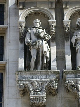 Статуя Л’Этуаля на фасаде парижской мэрии