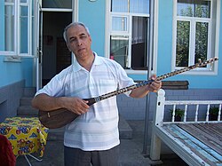 Joueur de dutar ouzbek.jpg