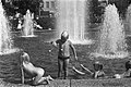 Seorang anak-anak sedang bermain latto-latto di sekitar kolam air mancur, Kota Amsterdam, Belanda, 19 Agustus 1971