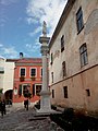 Вигляд від дзвіниці та вул. Вірменської на подвір'я з колоною св. Христофора на фоні вірменського банку