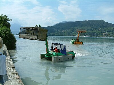  Mechanické odstraňování plžů na pobřeží jezera Annecy, Francie