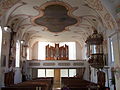 Blick durch das Langhaus zur Orgel