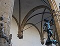 Loggia dels Lanzi de Florència amb el Perseu de Cellini.JPG
