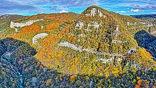 La route à flanc de falaise.