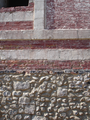 Détail de mur de ferme : blocs de craie et briques sur solin en silex épannelés.