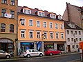 Wohnhaus in geschlossener Bebauung und zwei Seitenflügel zum Hof