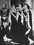 Prinsessan Sibylla bär Sibylladiademet och Bernadottesmaragderna. En av prinsessorna bär drottning Louises diadem.