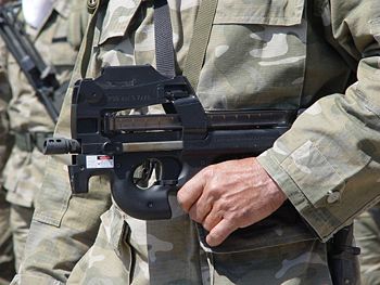 P90 v rukách cyperského vojaka