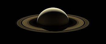 Photographie de Saturne prise lors du Grand Final de la mission Cassini, en septembre 2017. (définition réelle 6 000 × 2 500)