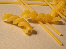 Due tipi di pasta secca: spaghetti e fusilli, chiamati anche eliche o celentani