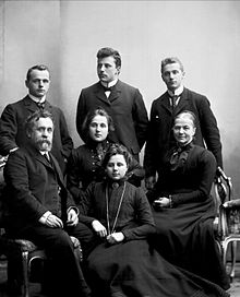 Group photograph of a Norwegian family by Gustav Borgen c. 1900: Father, mother, three sons and two daughters. Paus family portrait NFB-18645.jpg