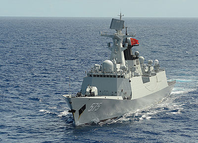 Фрегат Народно-освободительной армии (ВМС) НОАК (N) Юэян (FF 575) строится в строю с 42 другими кораблями и подводными лодками во время учений 2014 года на границе Тихого океана (RIMPAC) .jpg