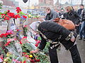 Lidé nosí květiny k místu, kde byl zavražděn Němcov, (28. února 2015, Moskva)