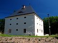 Kornspeicher an der Stelle der ehemaligen Feste, Reste Burggraben und Wall