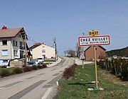 Le hameau de Chez Vuillet situé sur la route de Chaux-Neuve.