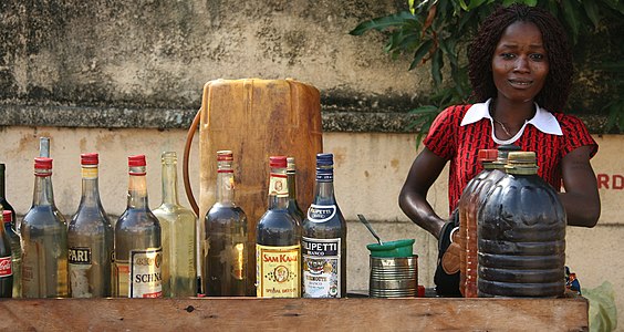 У Бенину се бензин продаје преточен у боце од алкохолних пића. Котону, који је највећи град те западноафричке државе, има велики број таквих продавница, где се мотоцикли могу напунити горивом. Верује се да се дериват илегално увози морским путем из Нигерије. Због десетина хиљада мотоцикала, Котоноу важи за један од најзагађенијих градова западне Африке.