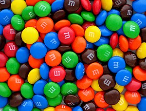 English: A pile of plain M&M's candies.