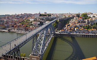 Le pont Dom-Luís, sur le Douro, reliant Porto à Vila Nova de Gaia, au Portugal. (définition réelle 5 292 × 3 265)