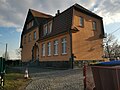 Ehemalige Schule (heute Kindergarten) und separates Toilettenhäuschen