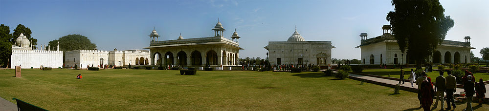 منظر بانورامي للقصر الإمبراطوري. من اليسار: مسجد موتي "، "" الهمام "،" ديوان خاص"،" خاص محل "و" رانج محل '