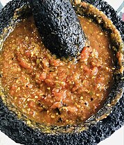 Salsa de jitomate y chile cuaresmeño tatemados