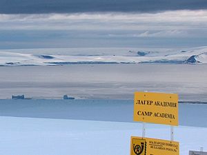 Blick von der Livingston-Insel über die McFarlane Strait hinweg auf die Shopski Cove