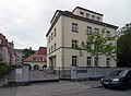 Wohn- und Geschäftshaus mit rückwärtiger Garage und Einfriedung