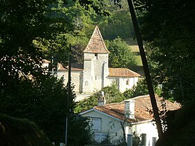 Le bourg blotti au pied de la colline