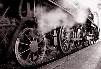 Roues d'une JŽ 06, locomotive yougoslave de type Mikado. (définition réelle 2 556 × 1 746)