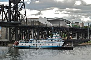 Sternwheel-vaportiro Portlando post pasado sub Steel Bridge.jpg
